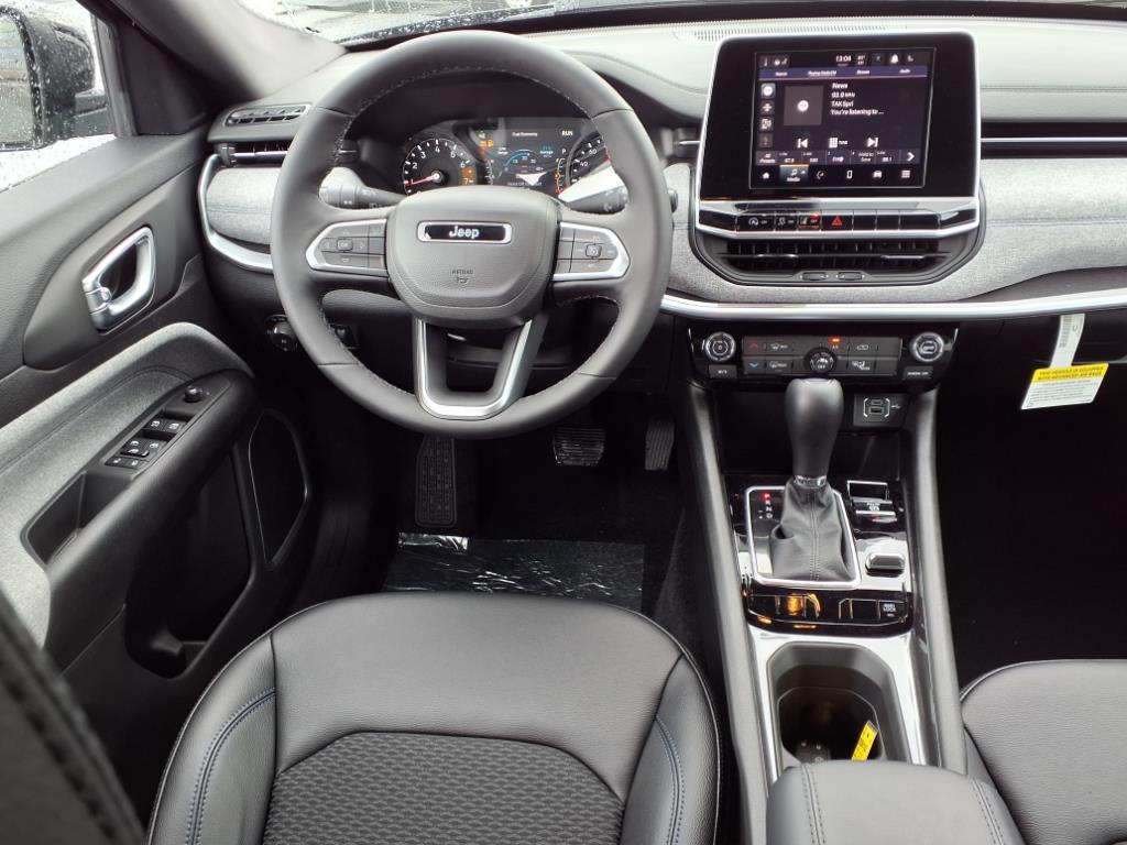 2025 Jeep Compass Latitude photo 3