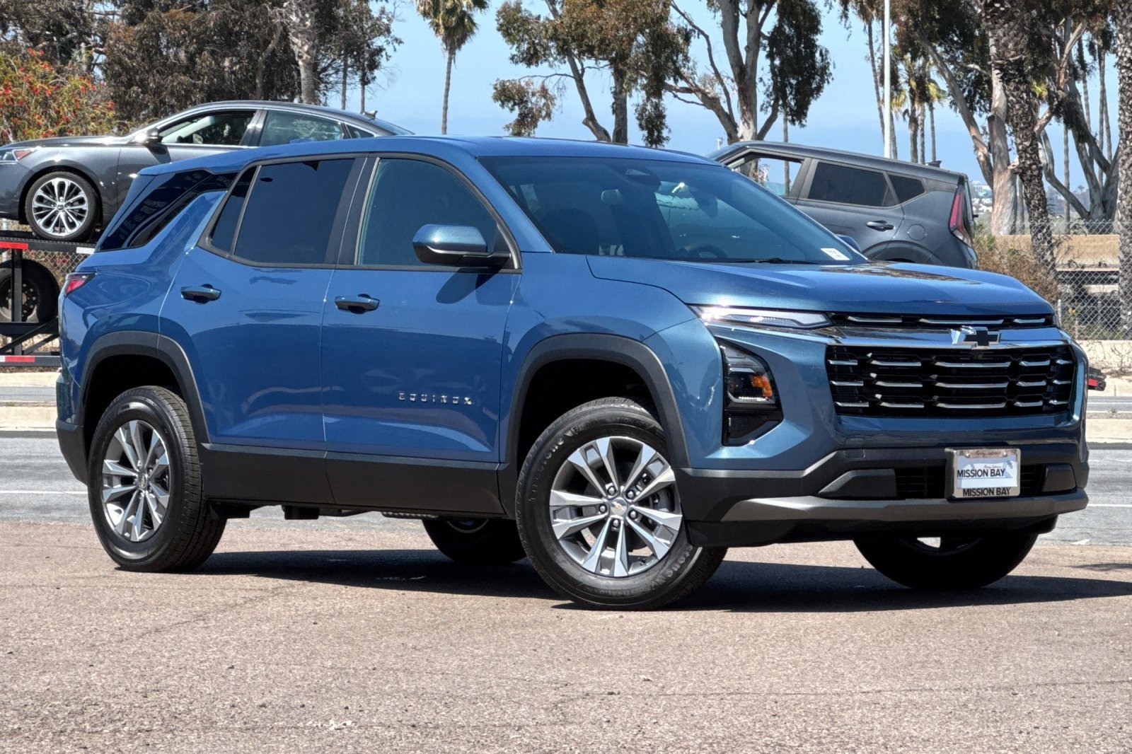 2025 Chevrolet Equinox LT photo 2