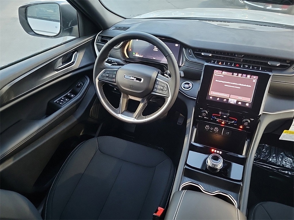 2025 Jeep Grand Cherokee Laredo photo 14
