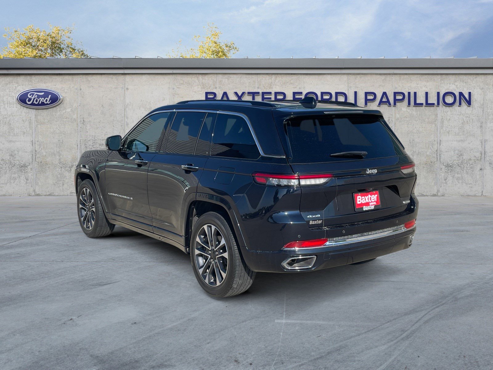 2023 Jeep Grand Cherokee Overland photo 2