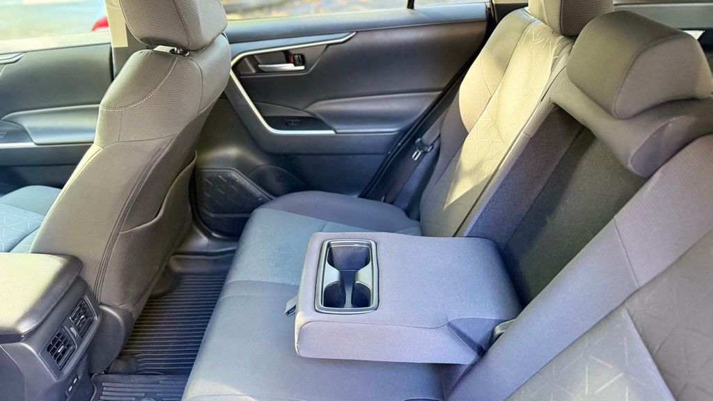 2024 Toyota RAV4 Hybrid XLE photo 18