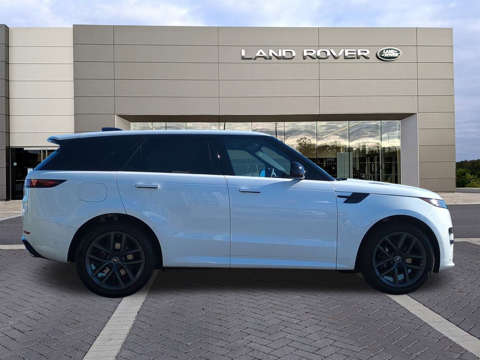 2025 Land Rover Range Rover Sport SE photo 4