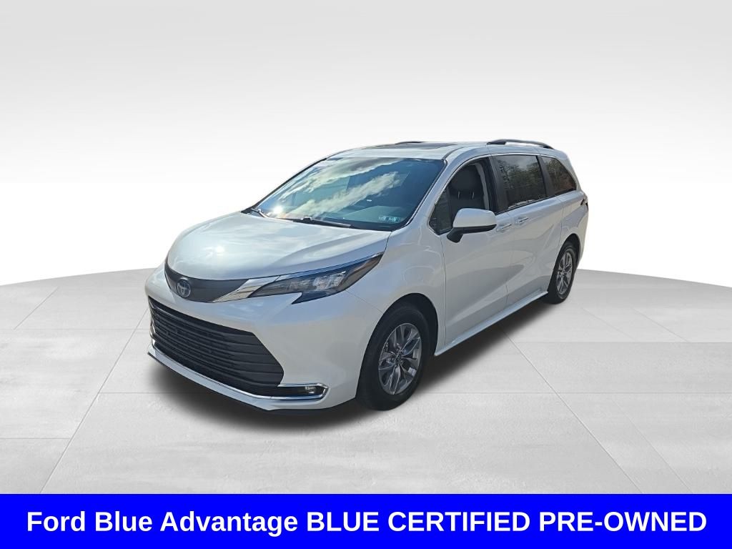 2024 Toyota Sienna XLE photo 3