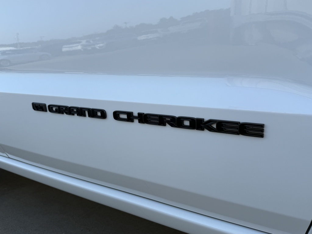 2021 Jeep Grand Cherokee Anniversary Edition photo 9