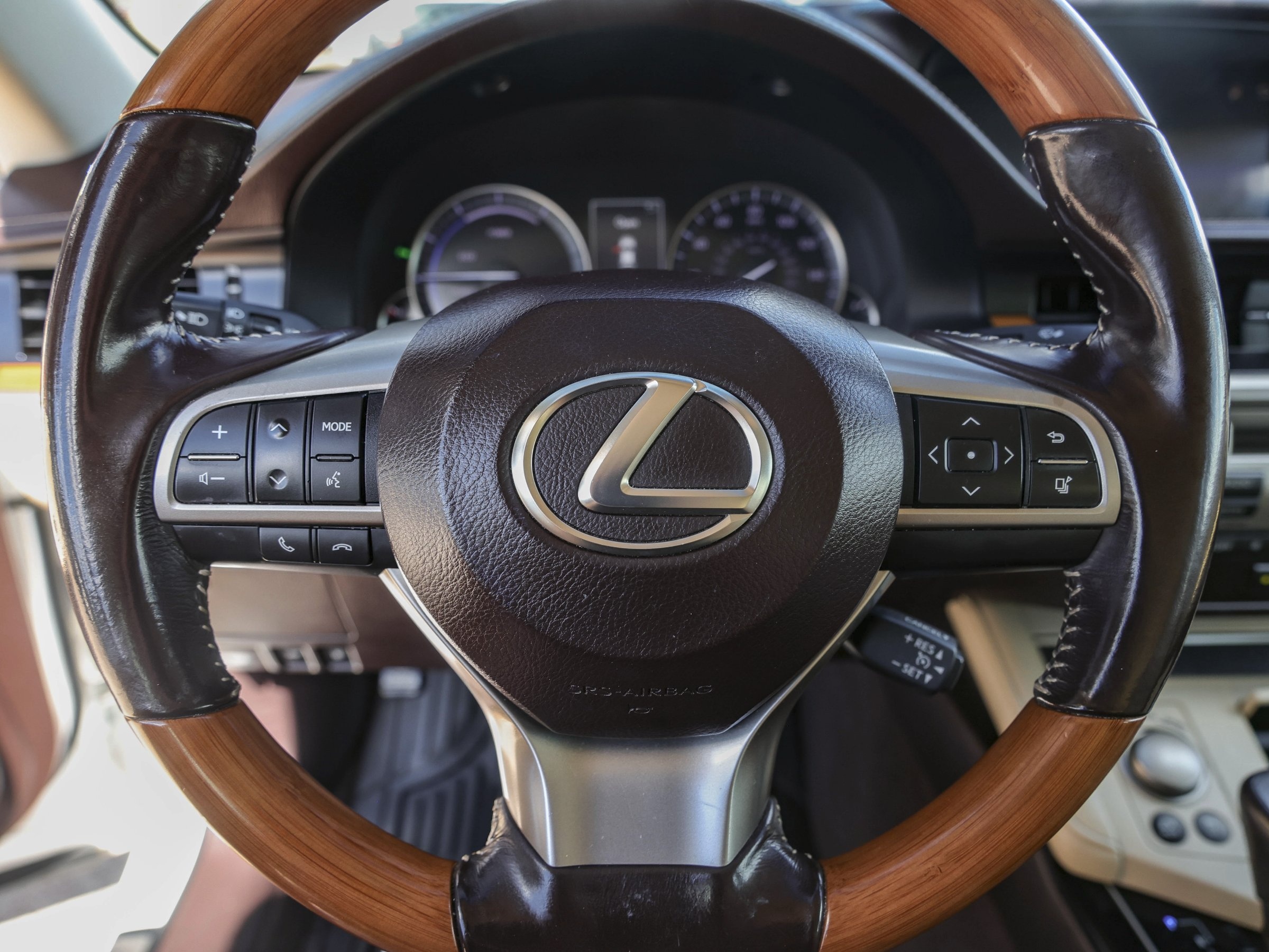 2016 Lexus ES 300h photo 11