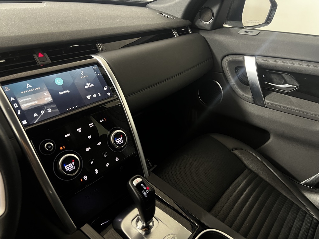 2023 Land Rover Discovery S photo 7