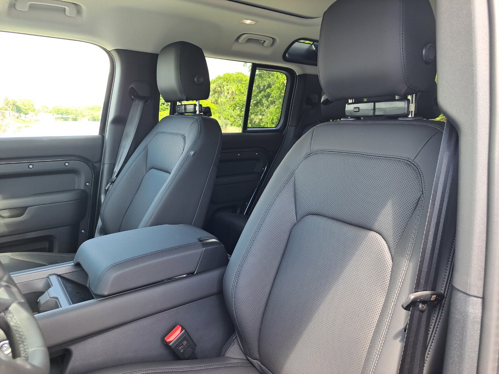 2025 Land Rover Defender SE photo 9