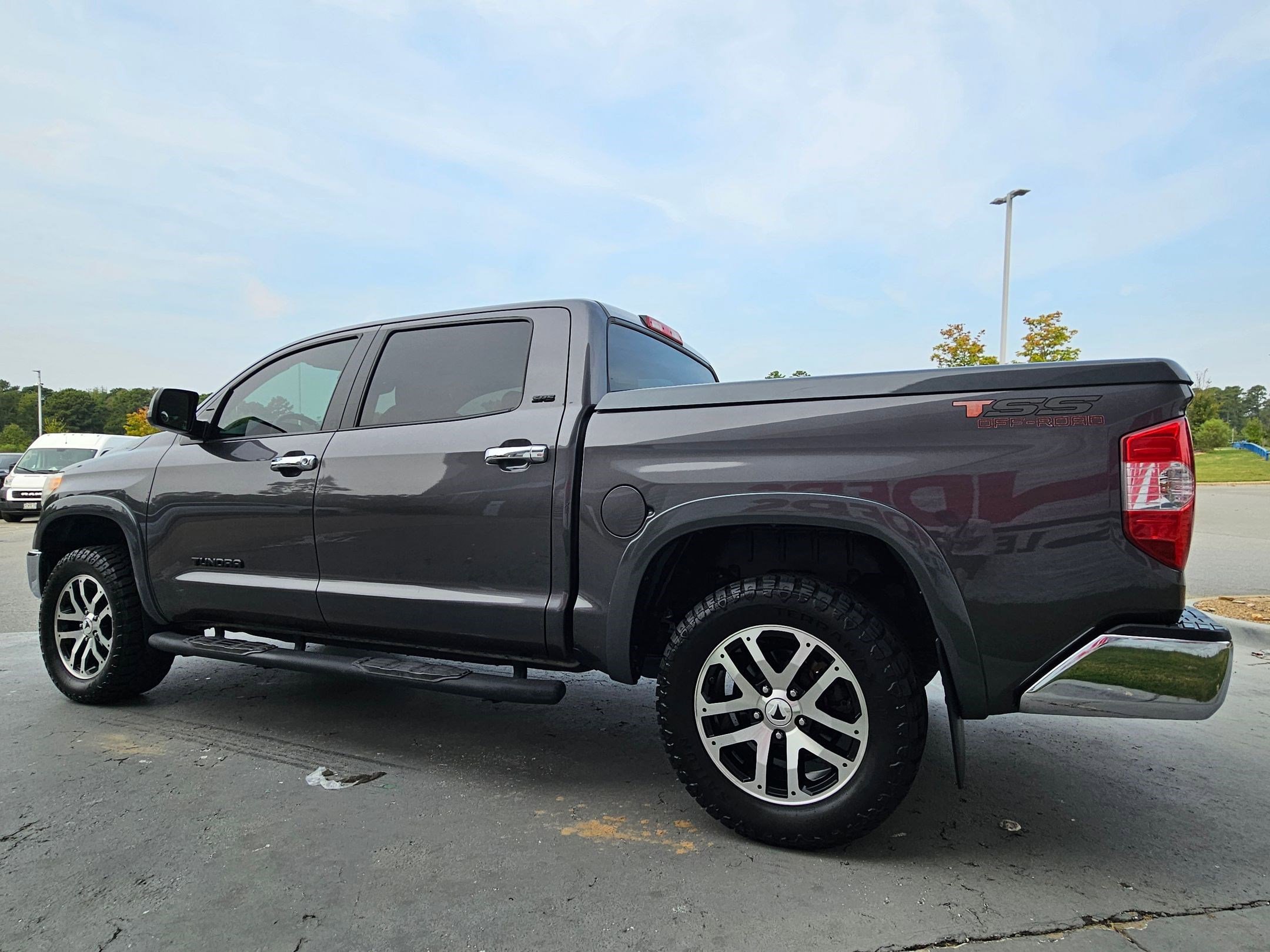 2017 Toyota Tundra SR5 photo 4