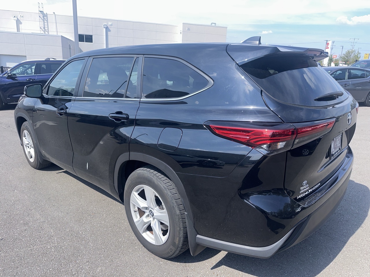 2023 Toyota Highlander L photo 2