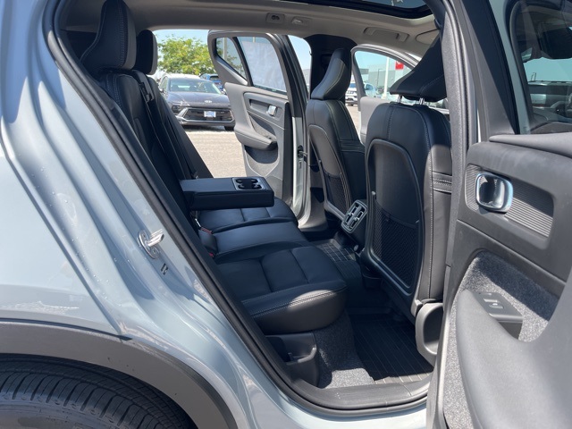2026 Volvo XC40 Plus photo 20