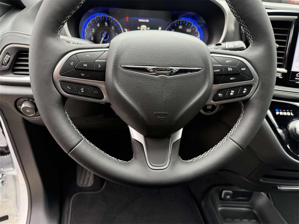 2025 Chrysler Pacifica photo 18