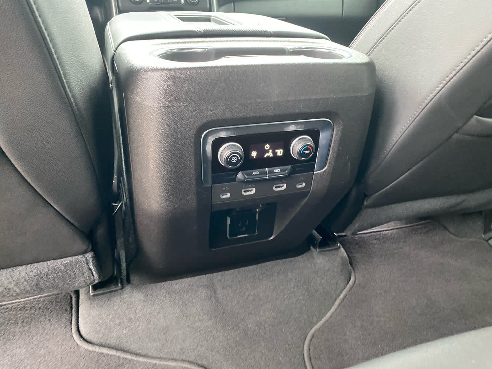 2021 Chevrolet Suburban RST photo 27