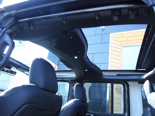 2025 Jeep Wrangler Sahara photo 12
