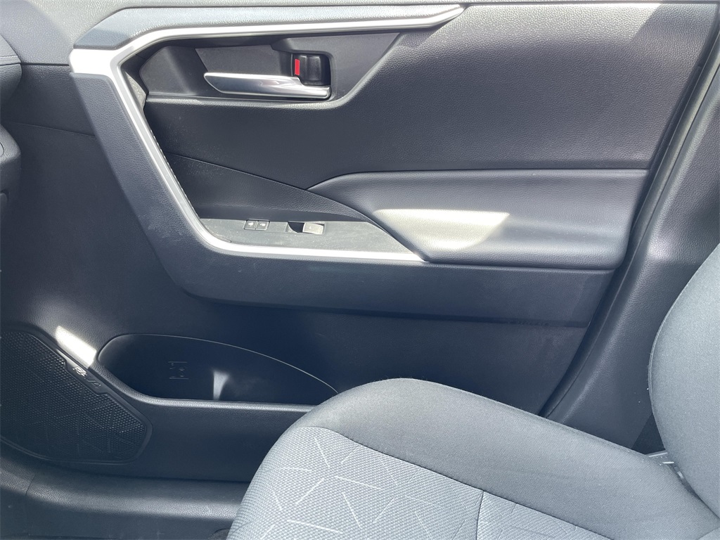 2024 Toyota RAV4 XLE photo 18