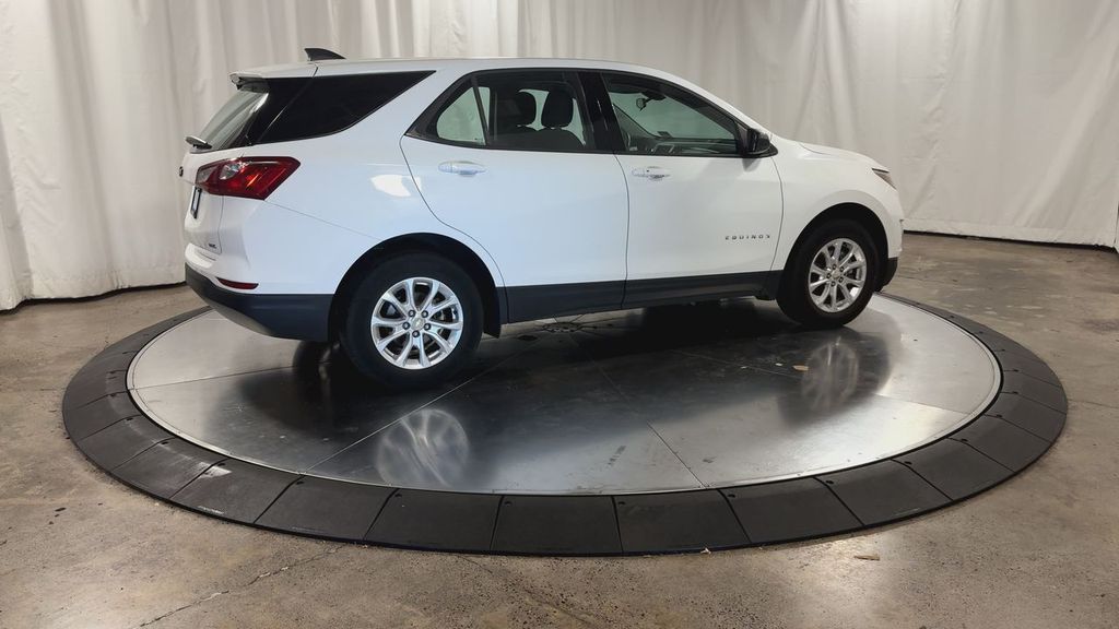 2019 Chevrolet Equinox LS photo 2