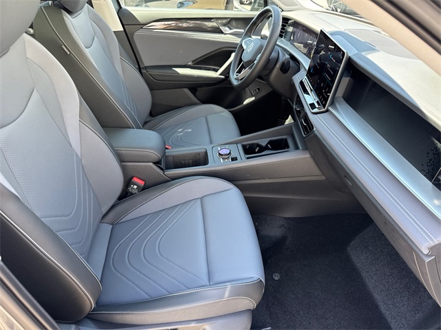 2025 Volkswagen Tiguan SE photo 13