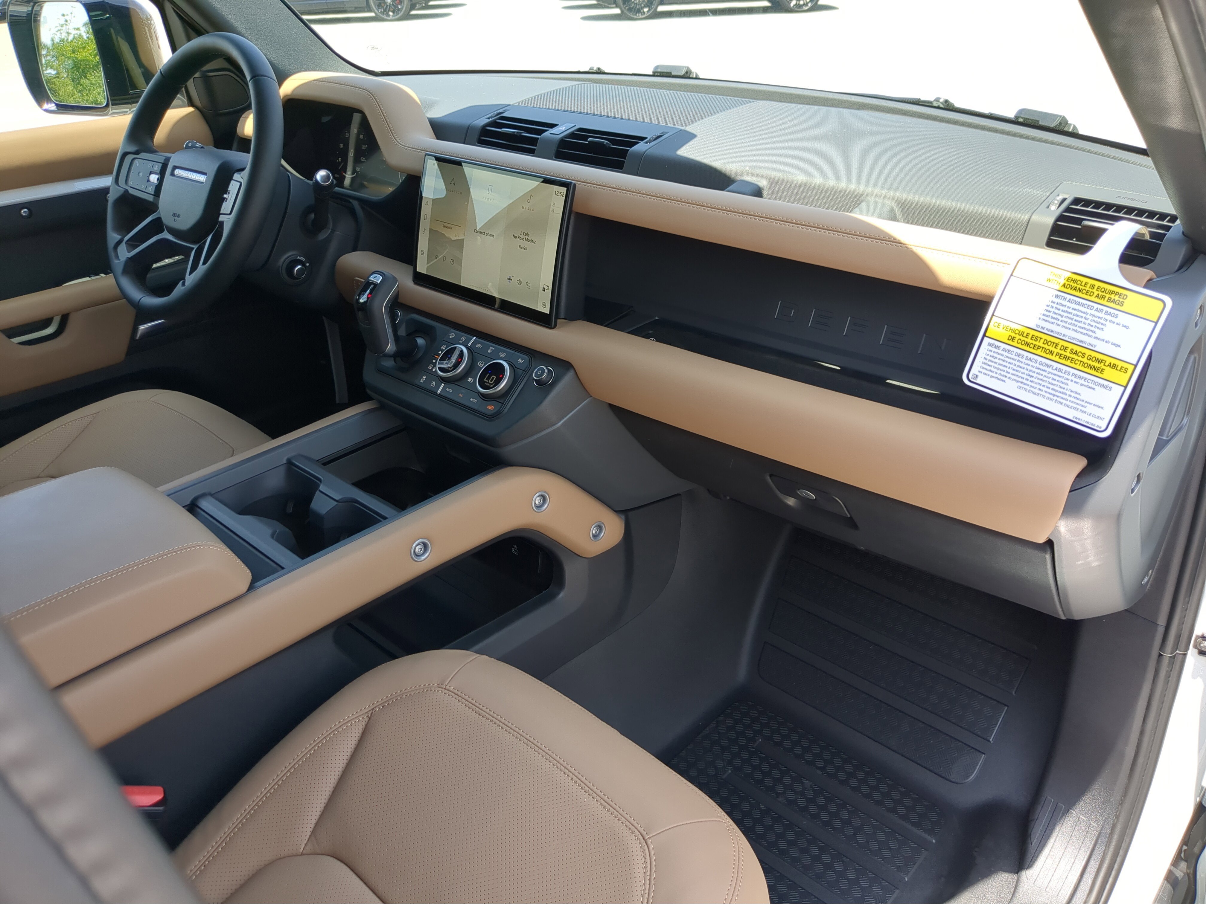 2025 Land Rover Defender X-Dynamic SE photo 10