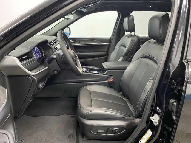 2025 Jeep Grand Cherokee Limited photo 3