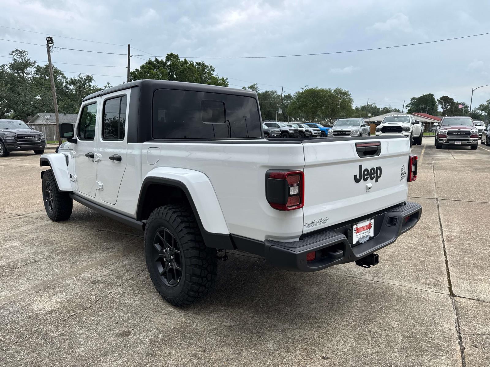 2025 Jeep Gladiator Willys photo 4