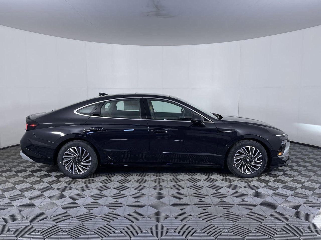 2025 Hyundai Sonata Limited photo 3