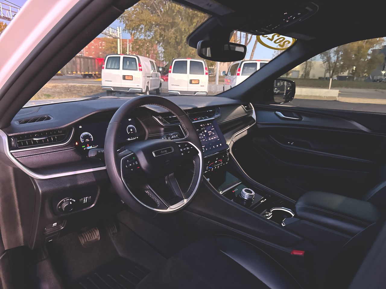 2023 Jeep Grand Cherokee Laredo Altitude photo 2