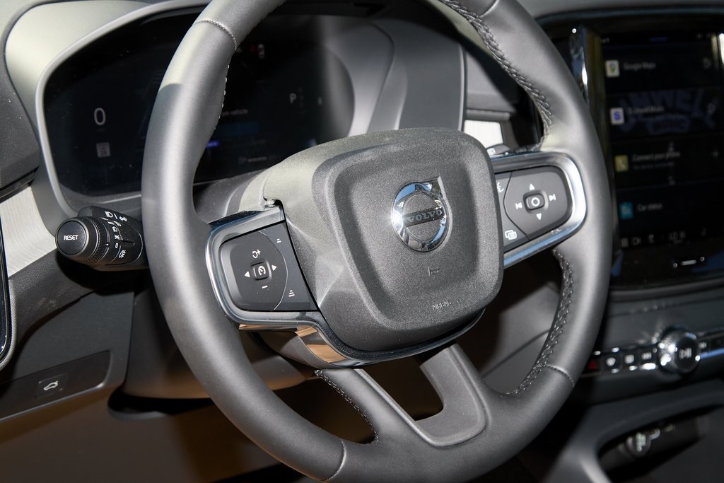 2025 VOLVO XC40 - Image 11