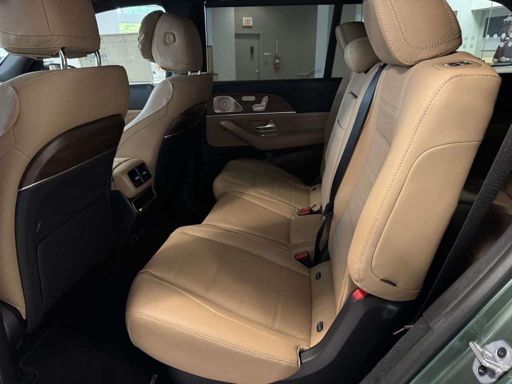 2026 Mercedes Benz GLS 450 4MATIC photo 17