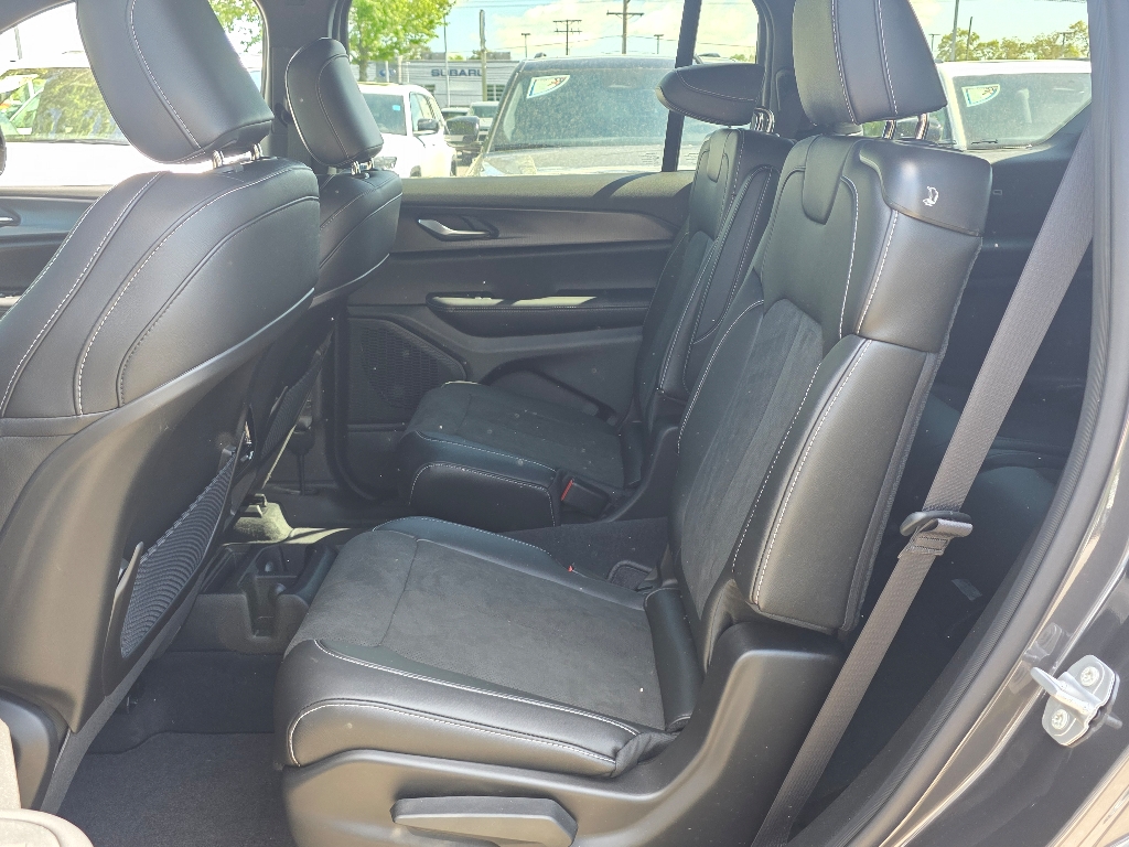 2025 Jeep Grand Cherokee Laredo Altitude photo 9
