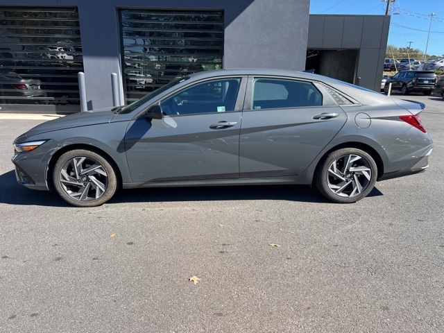 2025 Hyundai Elantra SEL Sport photo 2