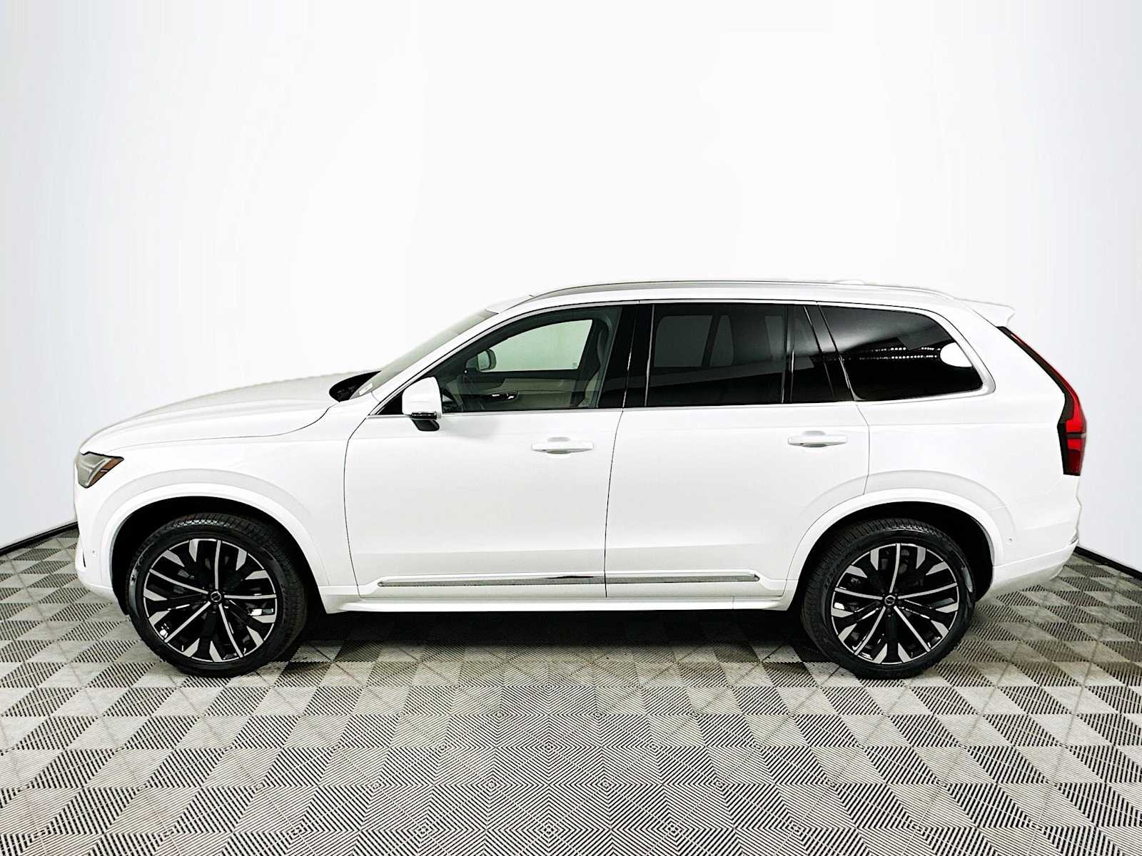 2025 Volvo XC90 B5 AWD Plus photo 4