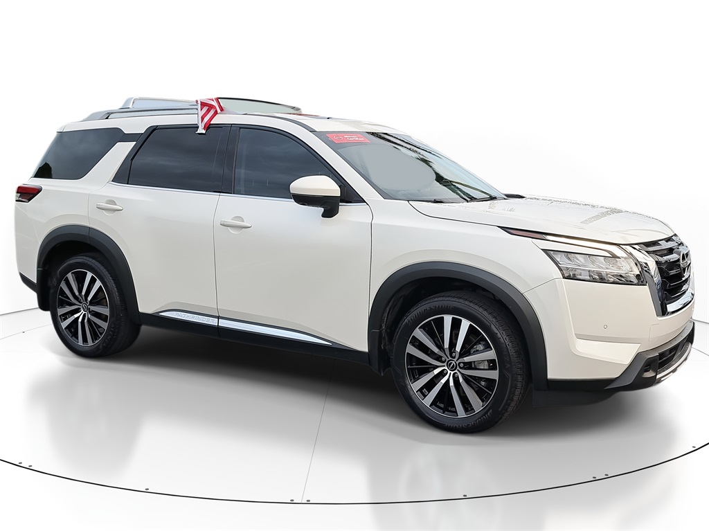2023 Nissan Pathfinder Platinum photo 2