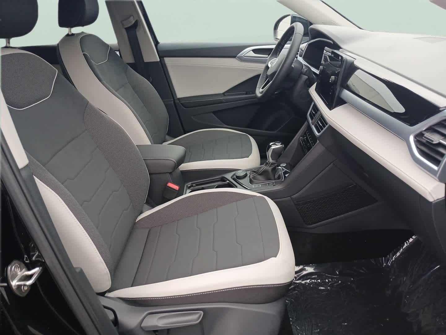 2025 Volkswagen Taos SE photo 32