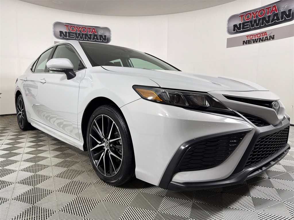 2024 Toyota Camry SE's photo