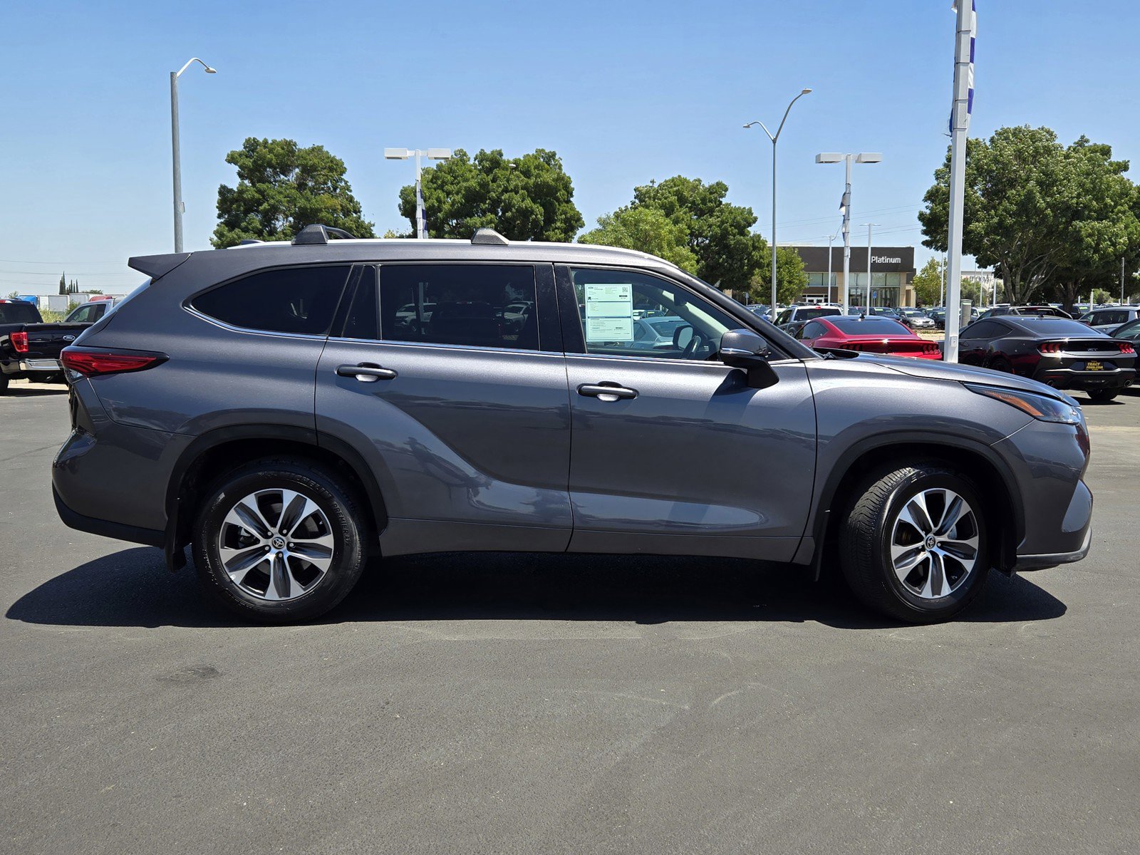 2022 Toyota Highlander XLE photo 3