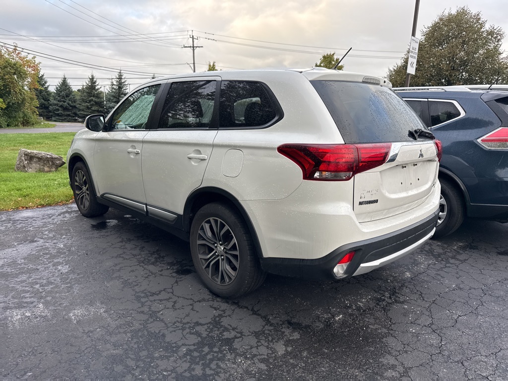 2016 Mitsubishi Outlander SE photo 4