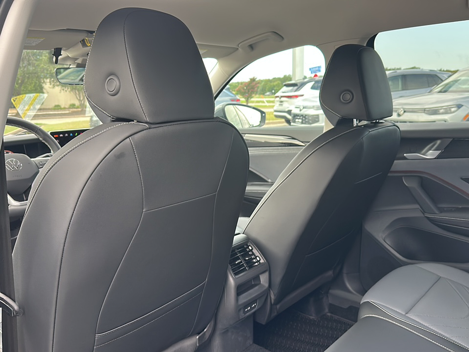 2025 Volkswagen Tiguan SE photo 4