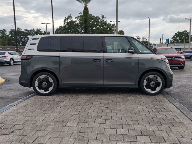 2025 Volkswagen ID. Buzz Pro Plus photo 3