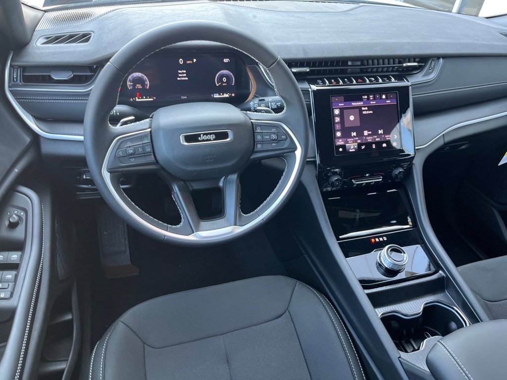 2025 Jeep Grand Cherokee Laredo Altitude photo 10