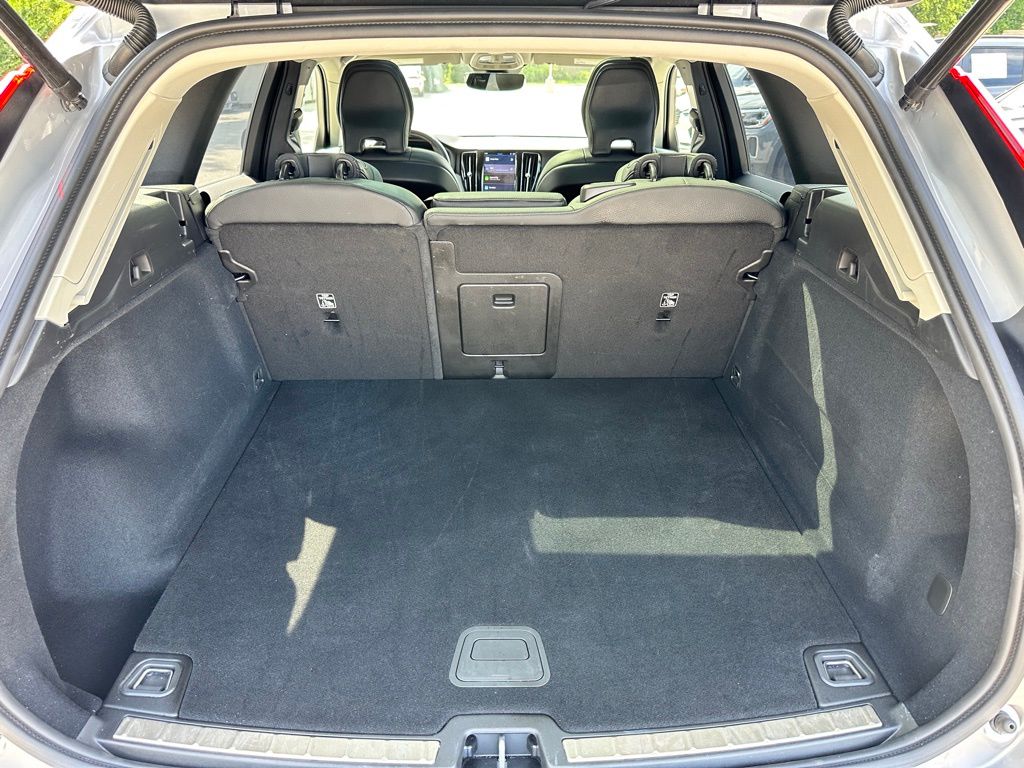 2025 Volvo XC60 B5 Plus photo 7