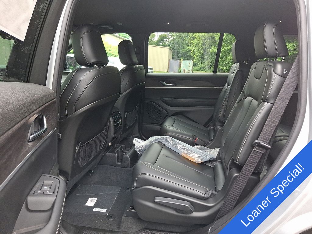 2025 Jeep Grand Cherokee Limited photo 4
