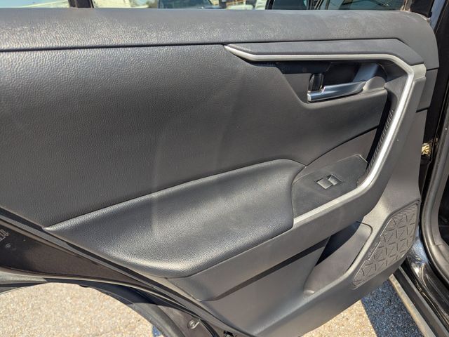 2021 Toyota RAV4 XLE photo 12