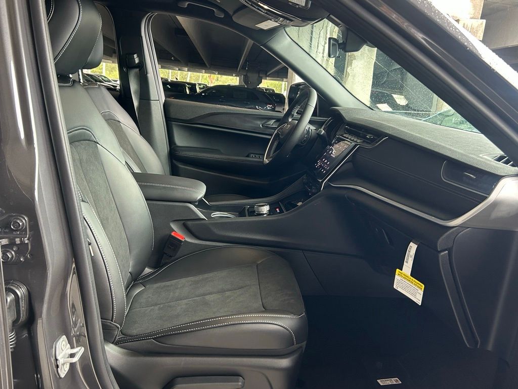 2025 Jeep Grand Cherokee Laredo Altitude photo 22