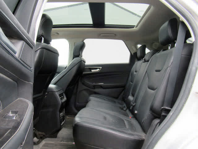 2019 Ford Edge Titanium photo 2