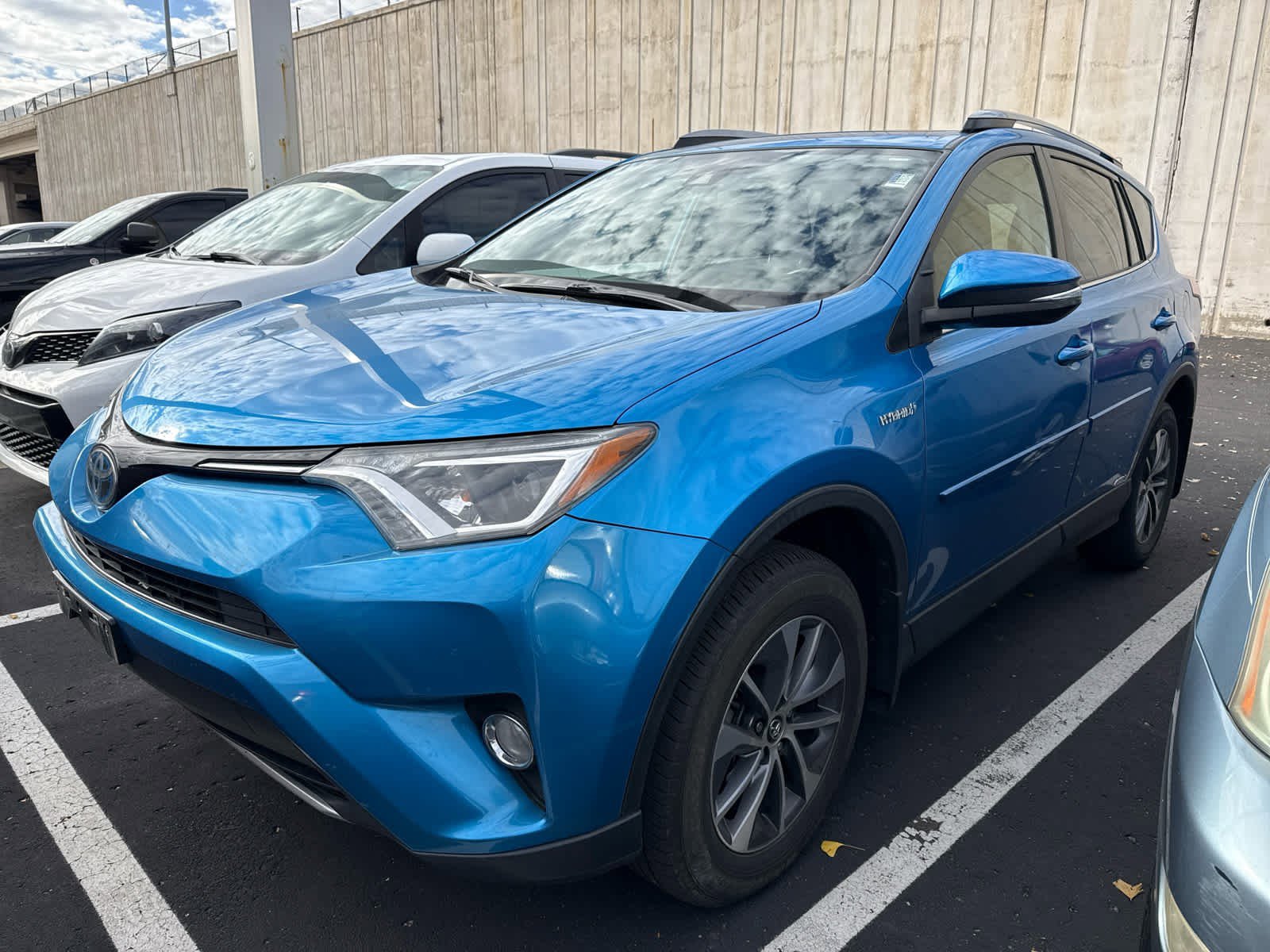 2018 Toyota RAV4 Hybrid XLE photo 3