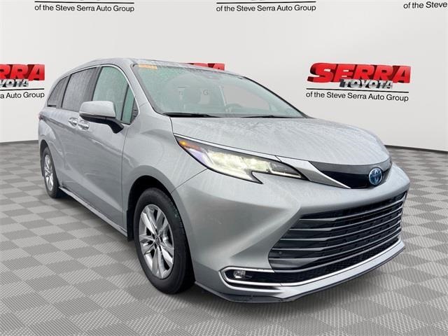 2025 Toyota Sienna Limited's photo