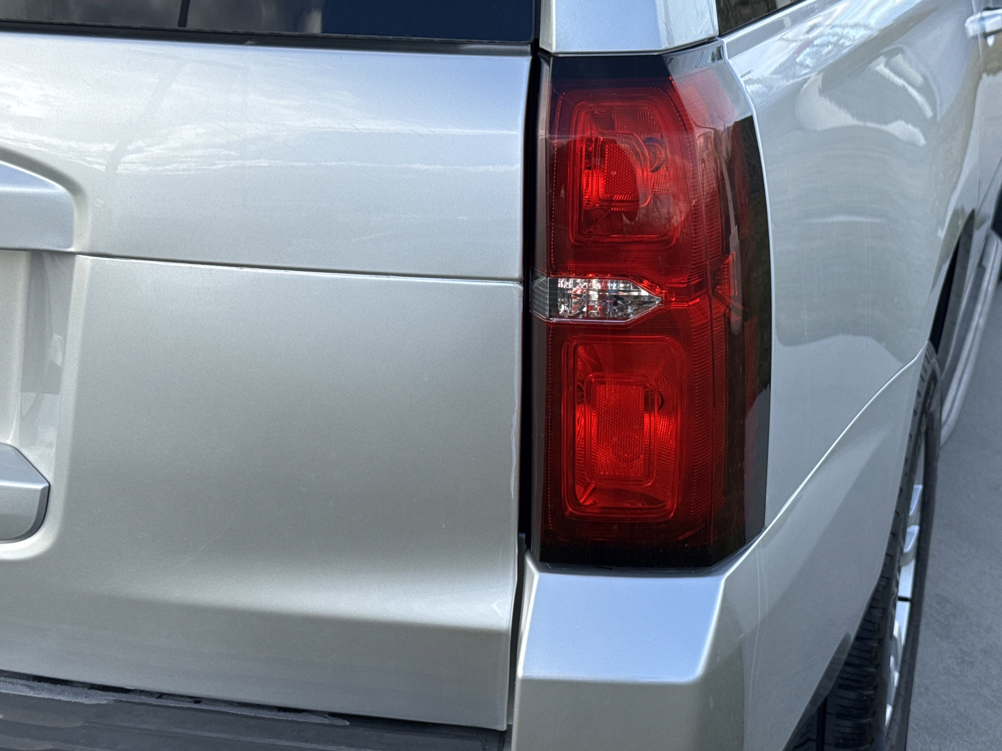 2020 Chevrolet Suburban LT photo 3