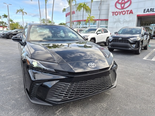 2025 Toyota Camry SE's photo