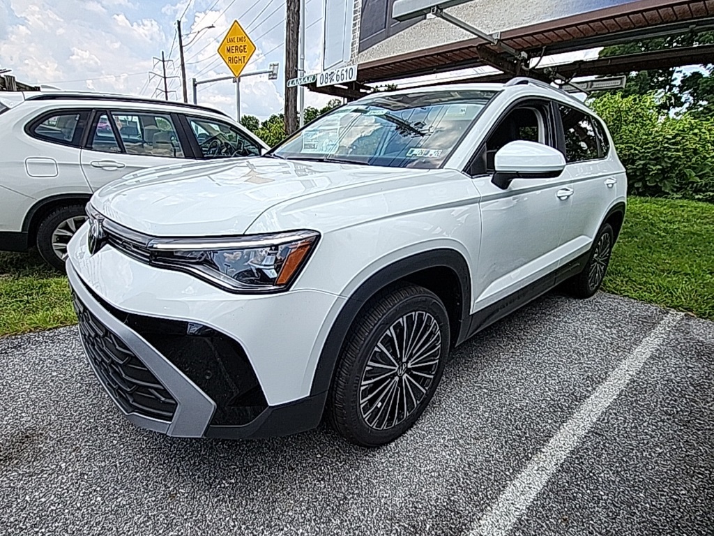 2025 Volkswagen Taos SE's photo