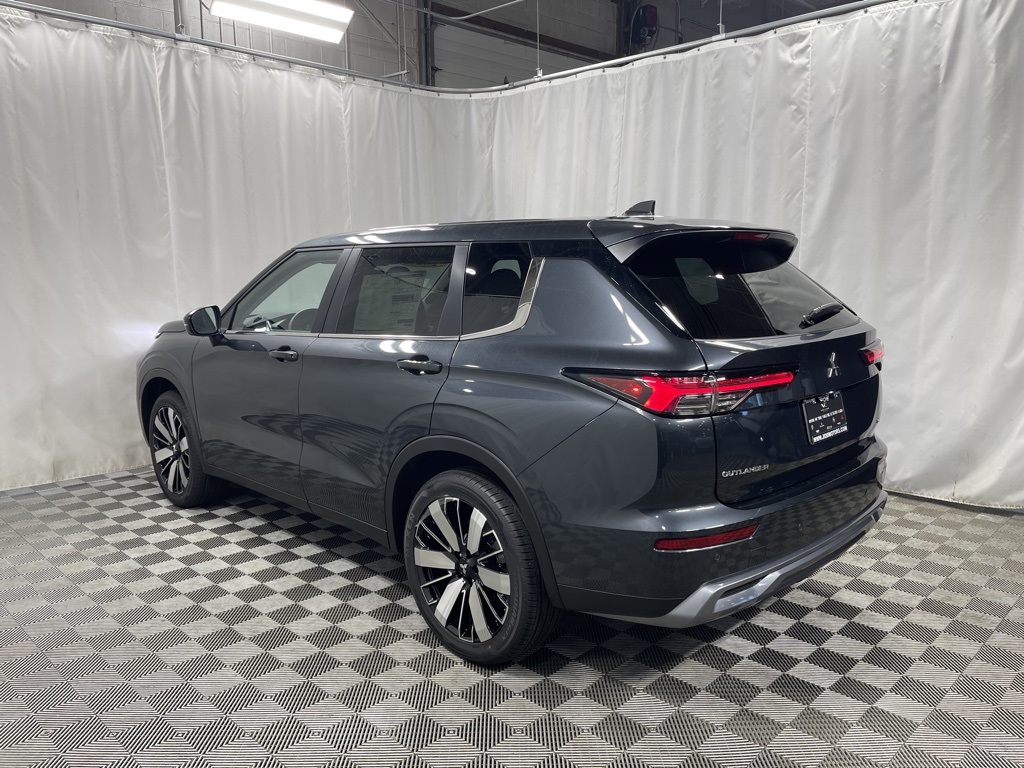 2025 Mitsubishi Outlander SE photo 4