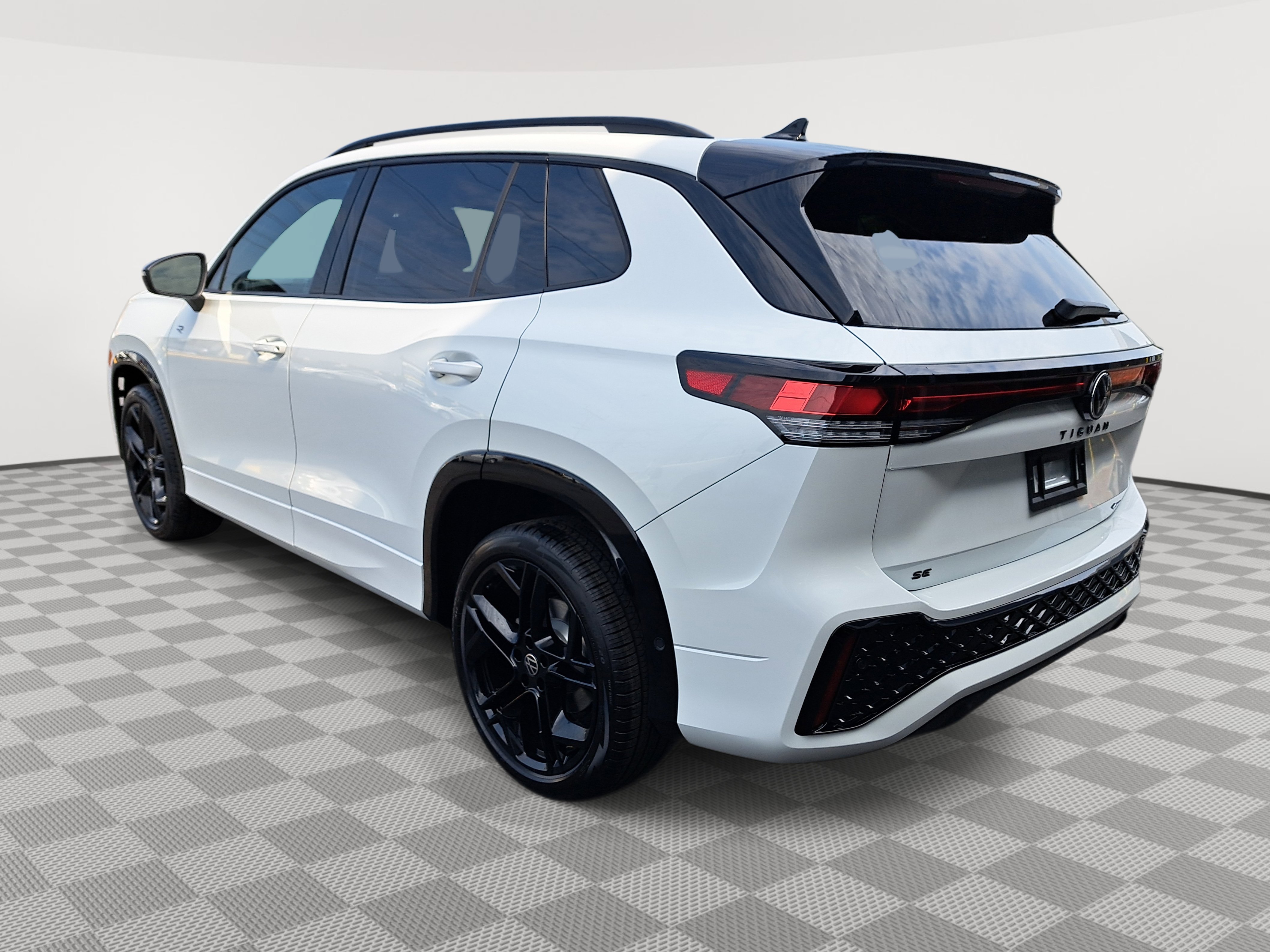 2025 Volkswagen Tiguan SE R-Line Black photo 4
